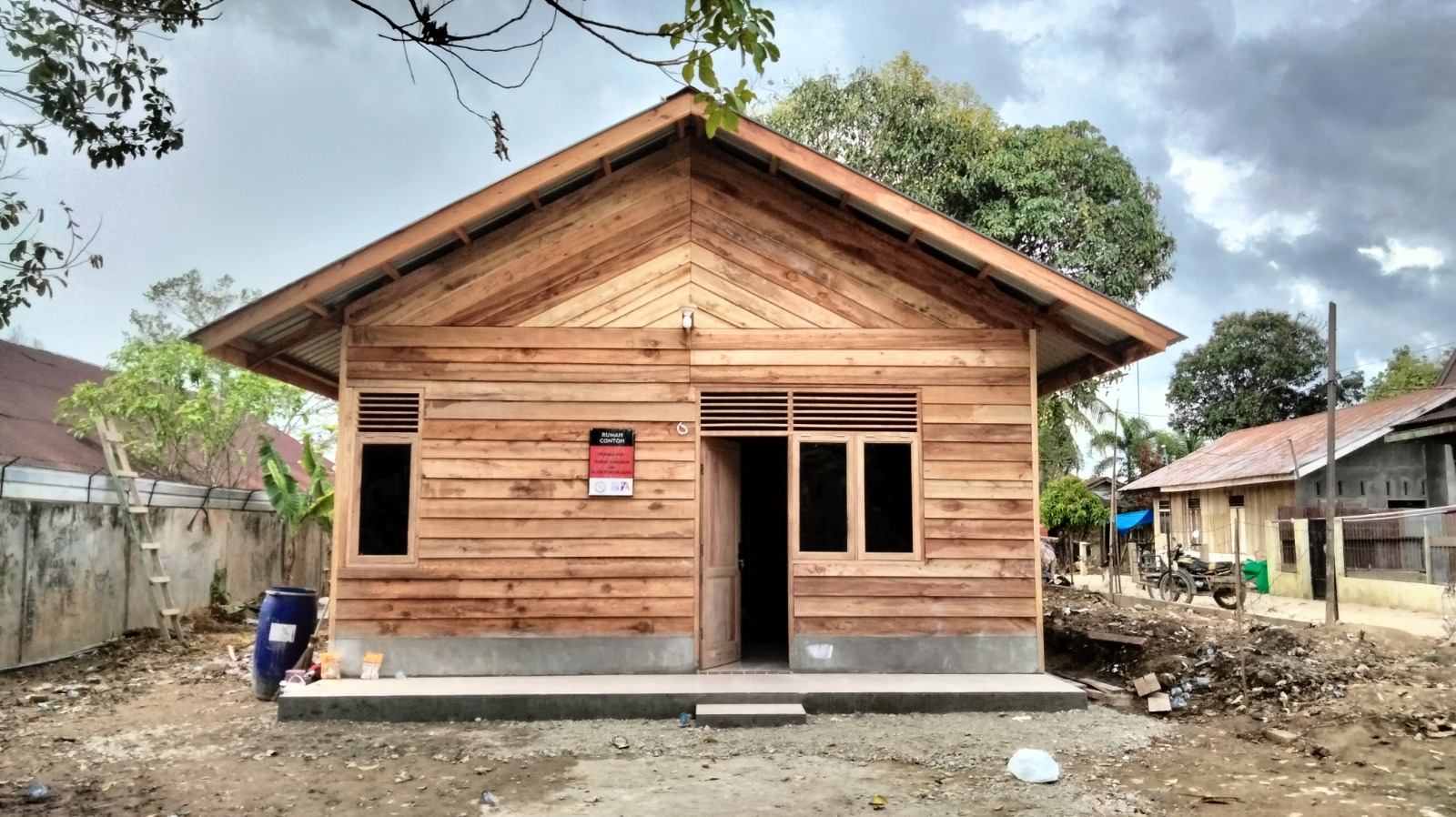 Posko Jenggala Bangun Rumah Contoh  